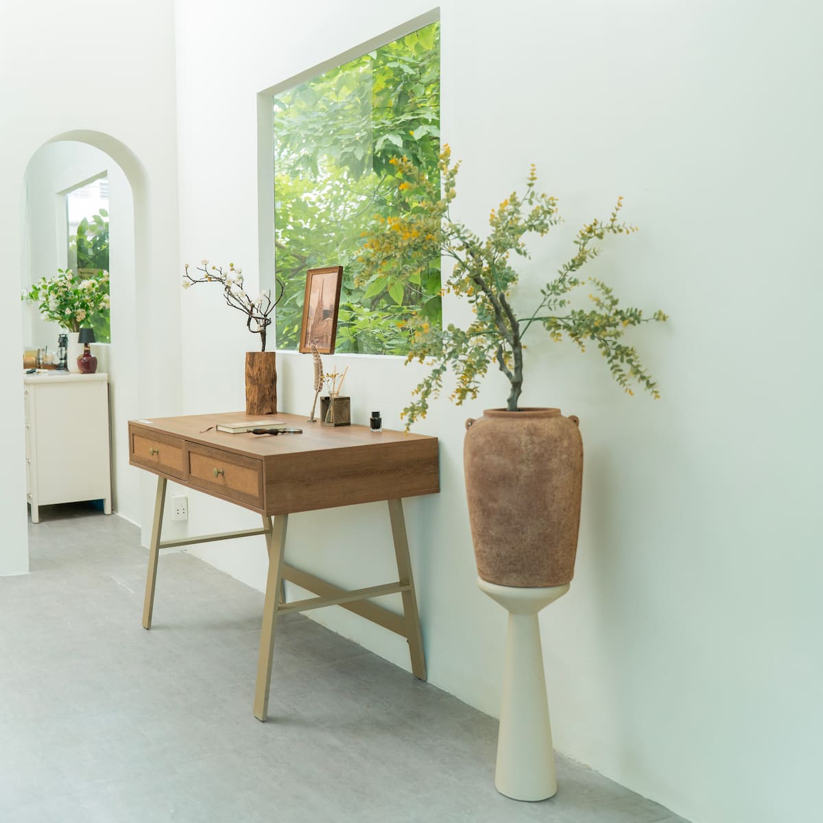 Room 1 - Toàn cảnh góc làm việc và cửa vòm thạch cao